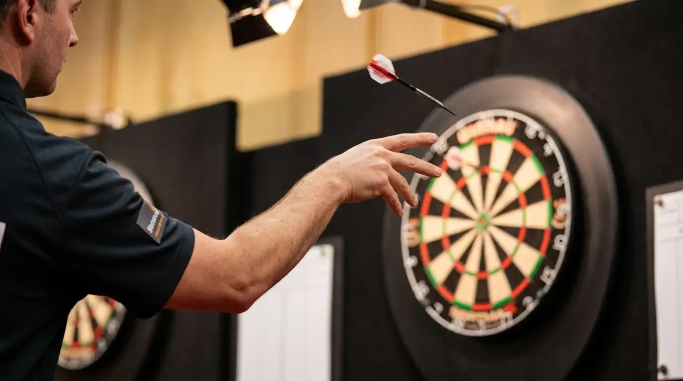 Darts-Regeln 501 Double Out – Spieler wirft auf das Doppelfeld einer professionellen Dartscheibe